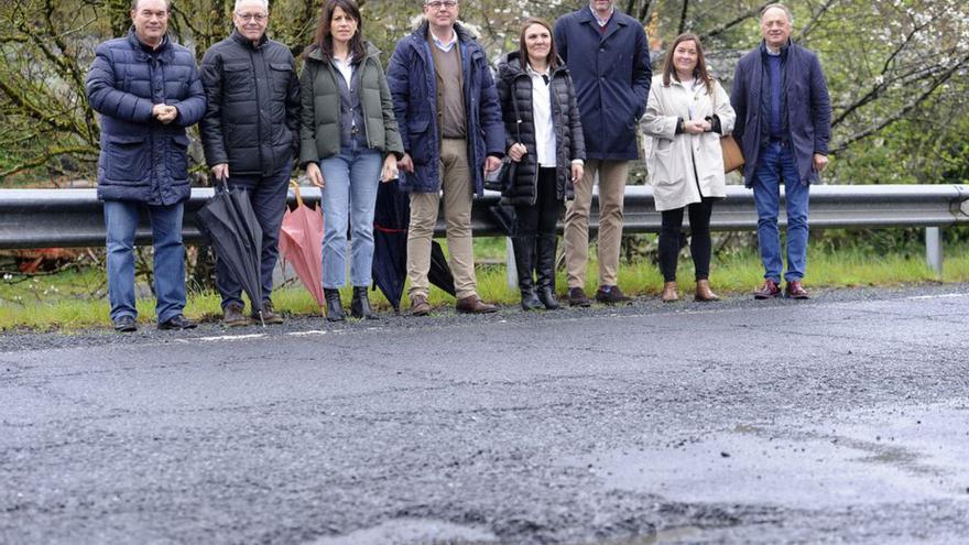 Los alcaldes del PP de la zona, al pie de la N-640. |   // BERNABÉ/JAVIER LALÍN