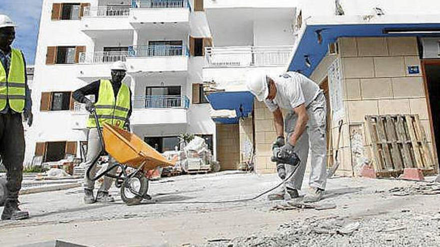 Trabajadores de la construcción en la reforma de las aceras de un hotel de Platja d&#039;en Bossa, ayer.