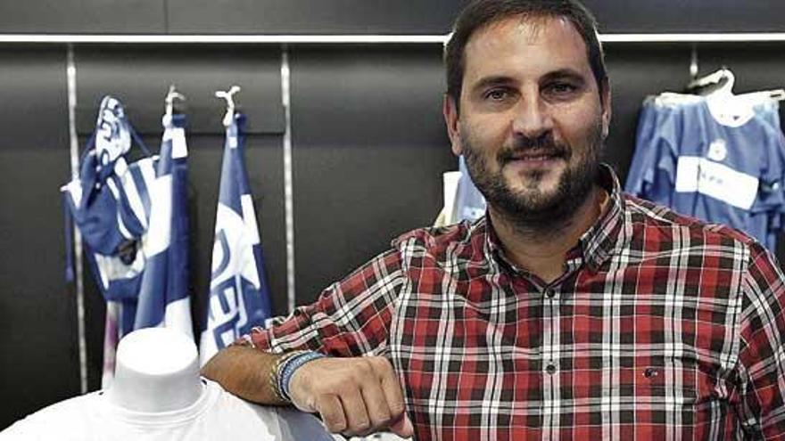 Manu Sánchez posa en la Deportienda de Riazor.