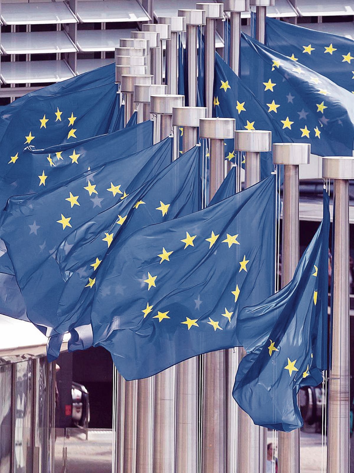 Bandera de Europa ondean en el Parlamento Europeo.