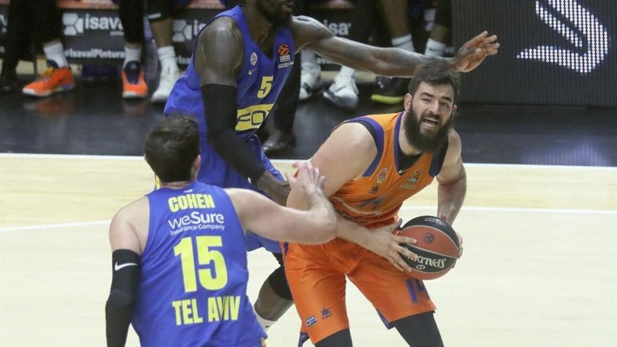 Bojan Dubljevic, en un partido de Euroliga contra el Maccabi de Tel Aviv.