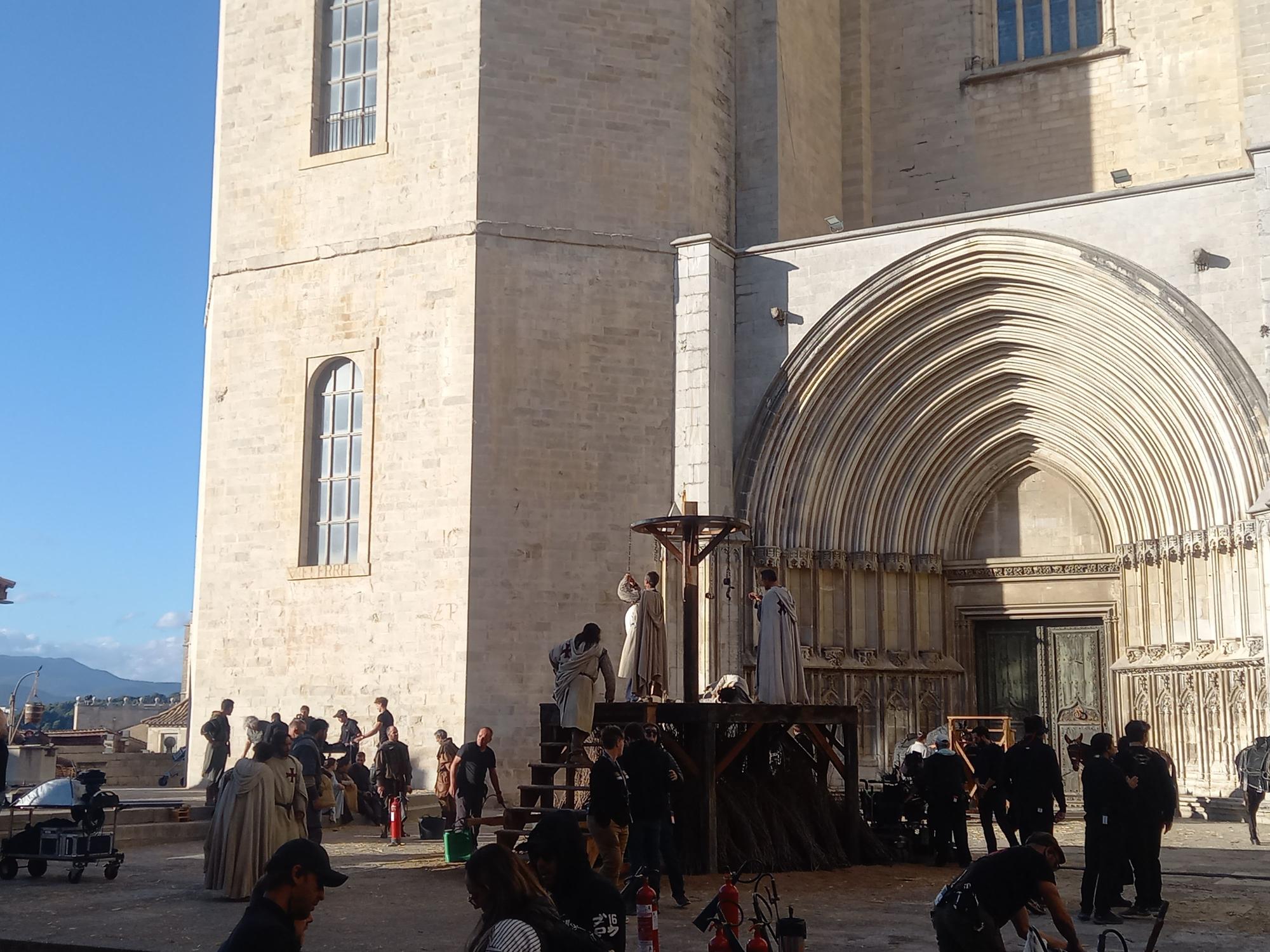 «Mrs. Davis» a Girona: Un rodatge dins un rodatge a tocar de la Catedral