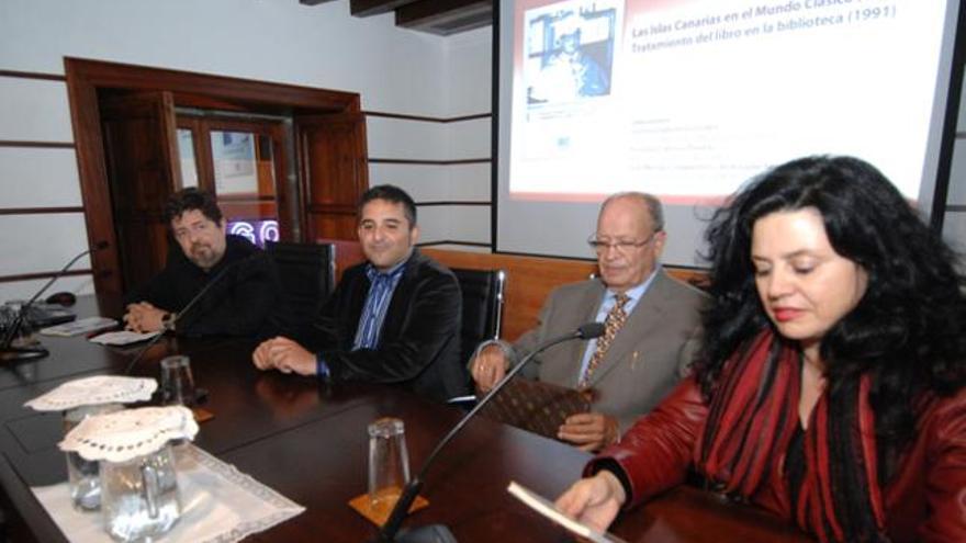 Por la izquierda, Santana, Morales, Cabrera y Galván, ayer, en la presentación en la Casa-Museo Pérez Galdós. | j. c. castro