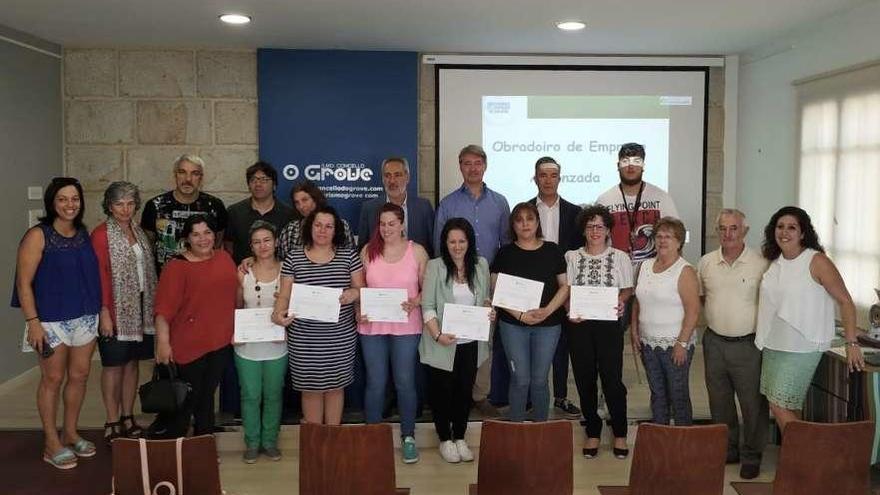 Los alumnos del Obradoiro de Hostelería reciben sus diplomas. // Muñiz