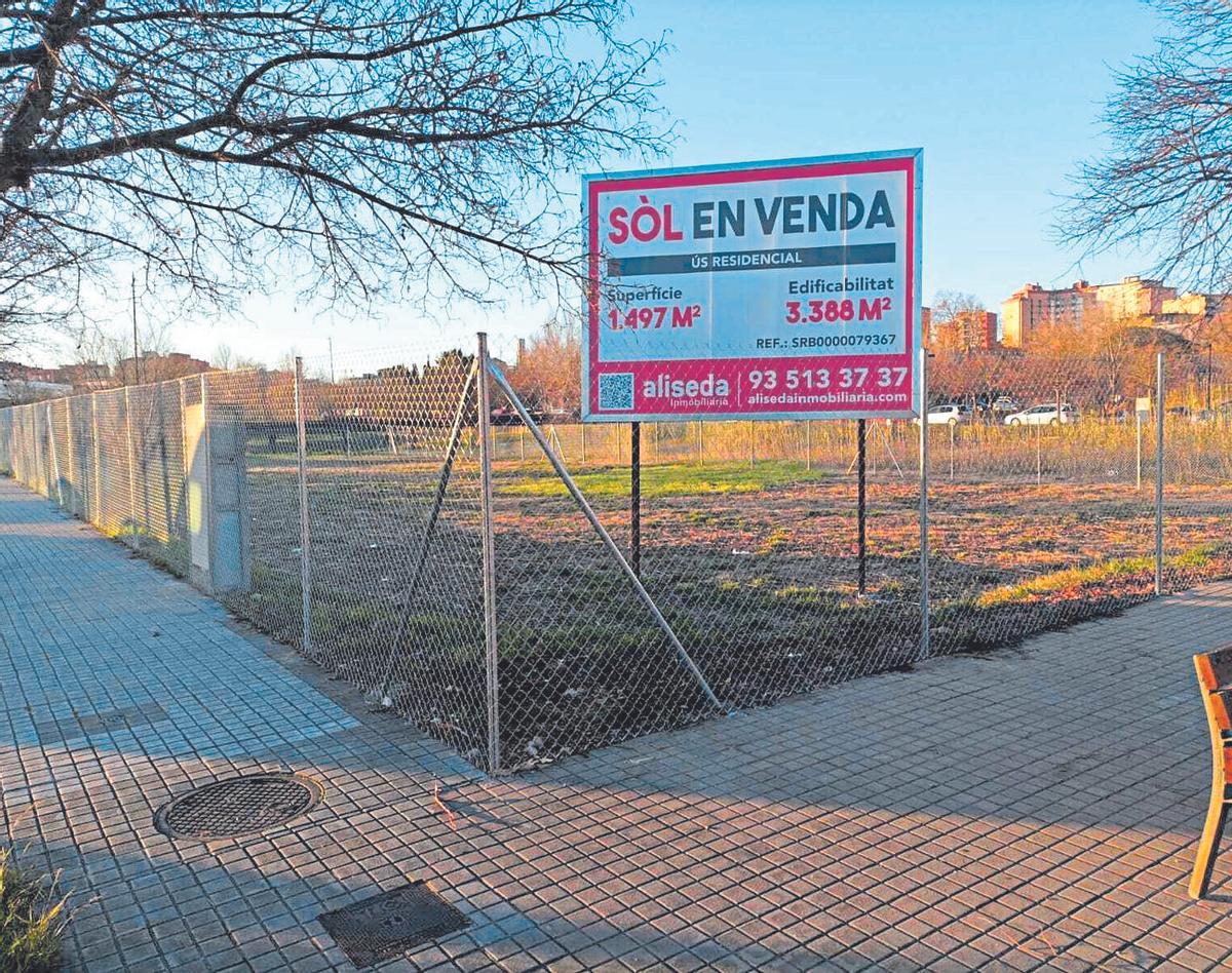 La finca del carrer Espolla del parc de les Aigües també ha estat delimitada amb una tanca nova.