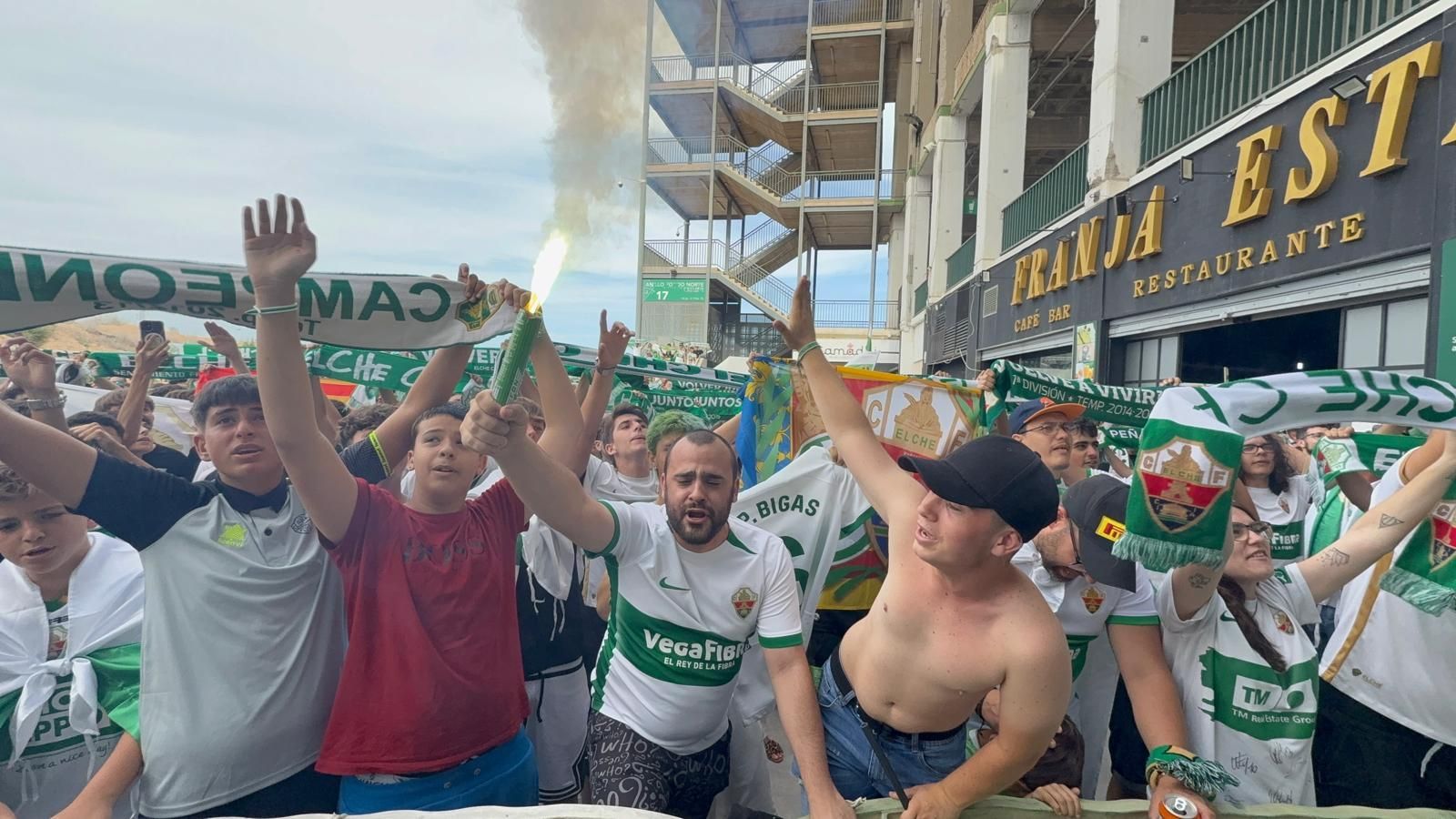 El Martínez Valero se llena de aficionados para animar al Elche CF desde la casa franjiverde