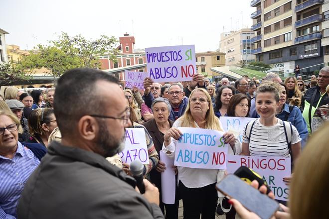 Galería: Unas 300 personas se concentran en Vila-real contra la nueva tasa de basuras