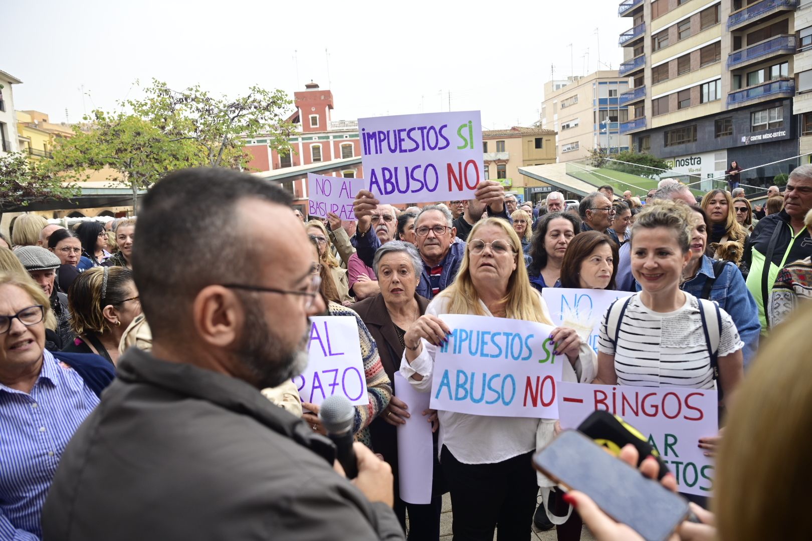 Galería: Unas 300 personas se concentran en Vila-real contra la nueva tasa de basuras