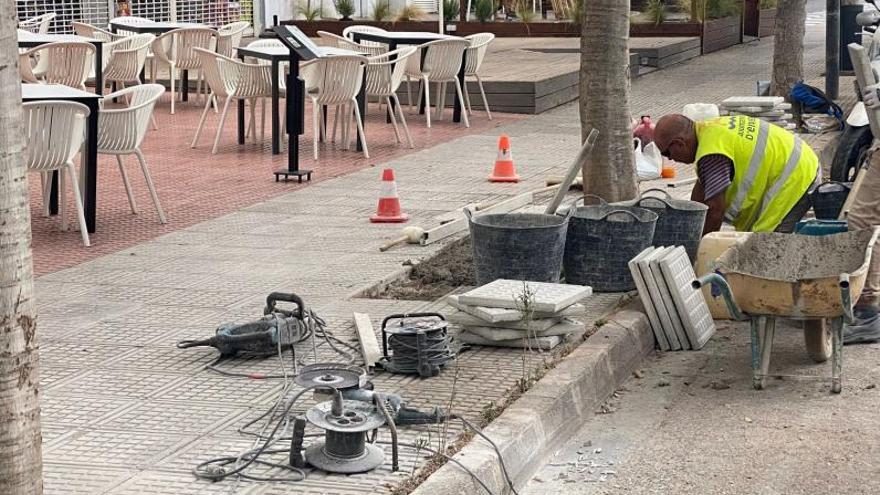 Obras en Ibiza: «¿A quién se le ocurre esperar al verano para arreglar las aceras en Platja d’en Bossa?»