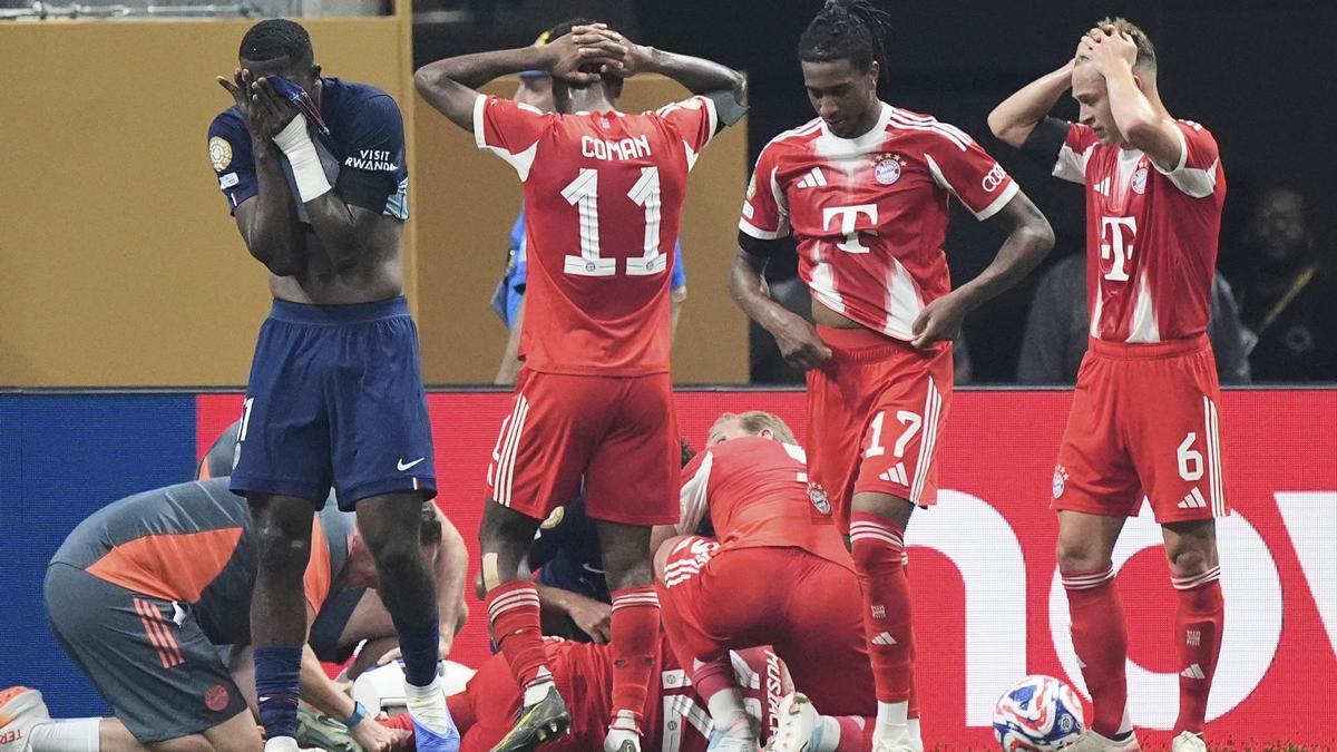 Nuno Mendes, Coman, Olise y Kimmich se asustan al comprobar la grave lesión de Musiala, que es atendido por los médicos del Bayern Múnich.
