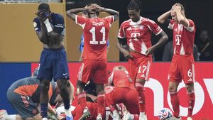 Nuno Mendes, Coman, Olise y Kimmich se asustan al comprobar la grave lesión de Musiala, que es atendido por los médicos del Bayern Múnich.