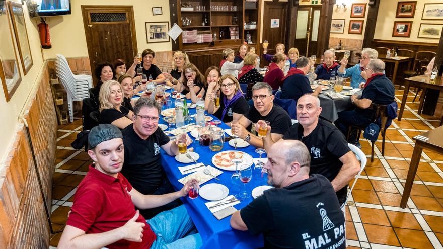 De restaurante o catering, así comen parte de las peñas en Fiestas de Benidorm