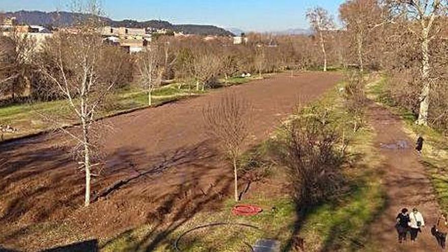 Esplanada del parc del Cardener, a tocar del Pont Nou, en obres per habilitar-hi una zona d&#039;esbarjo