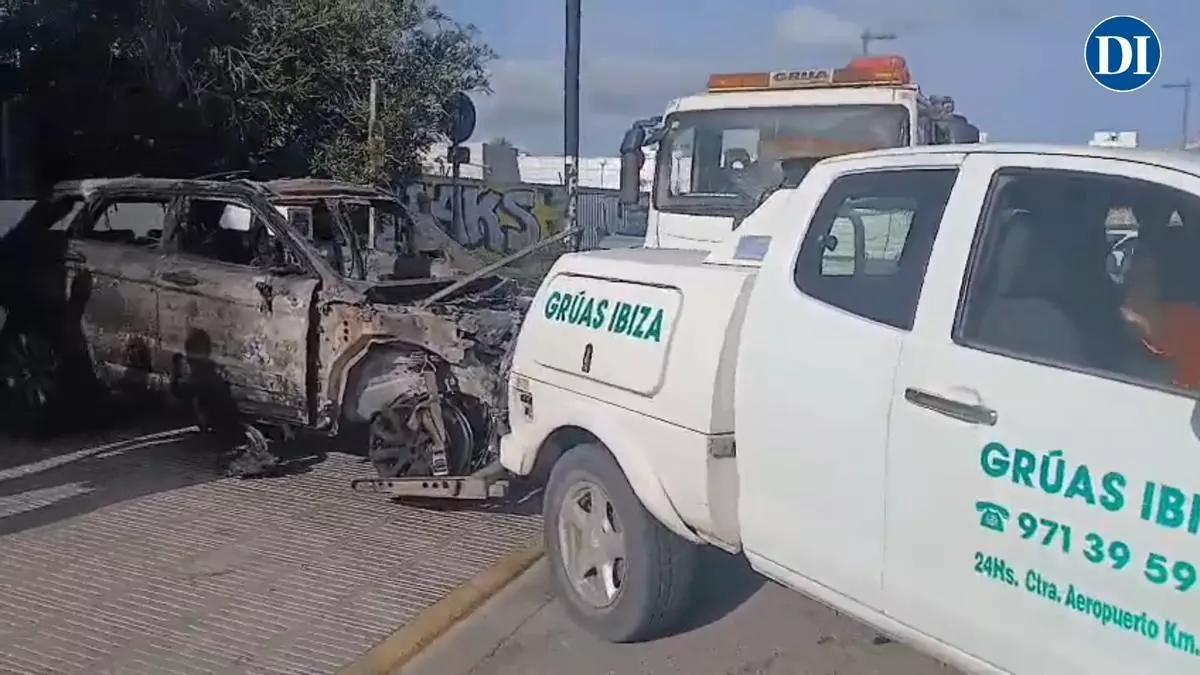 Dos grúas retiran en Ibiza los vehículos calcinados en un 'parking' subterráneo