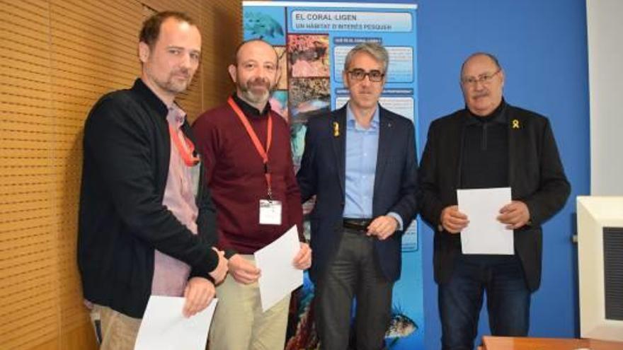 El director de Pesca i Afers Marítims, Sergi Tudela, amb alguns dels signants del manifest a favor de preservar el coral·ligen.