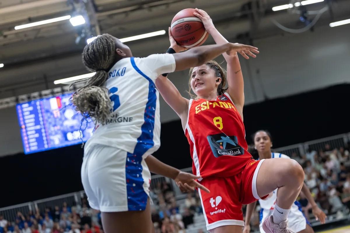 Marta Llompart lanza a canasta en la final ante Francia