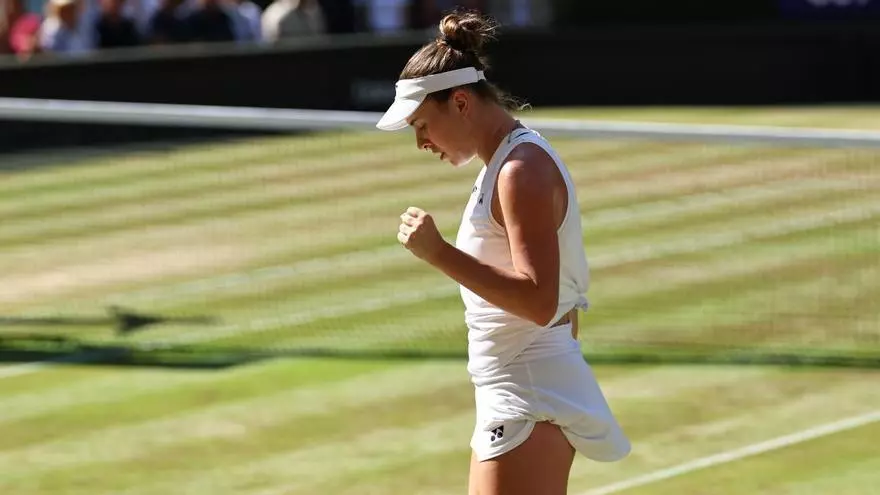 Linda Noskova conquista Wimbledon y levanta su primer Grand Slam