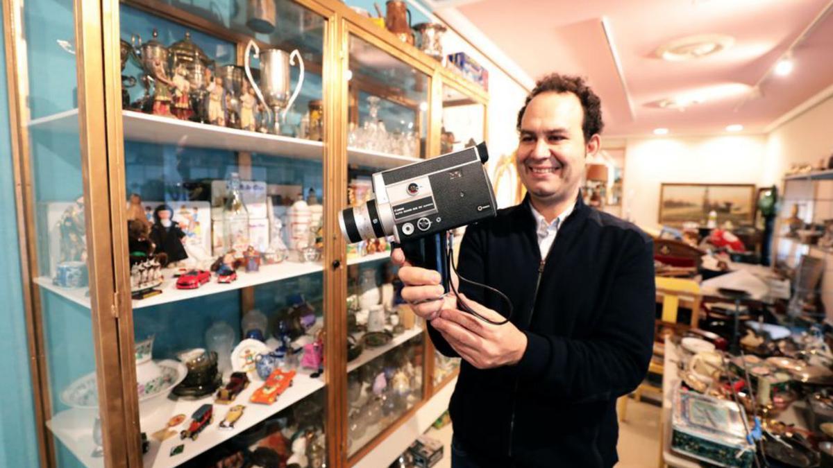 Ramón Gajón en su tienda de antigüedades mostrando una cámara. | ÁNGEL DE CASTRO