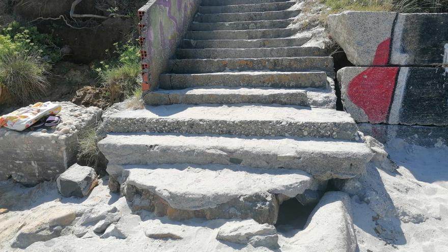 Quejas por caídas en un acceso a la playa de Patos
