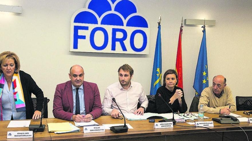 Camino Gutiérrez, Pedro Leal, Adrián Pumares, Carmen Moriyón y Enrique Lanza, ayer, antes de la directiva.