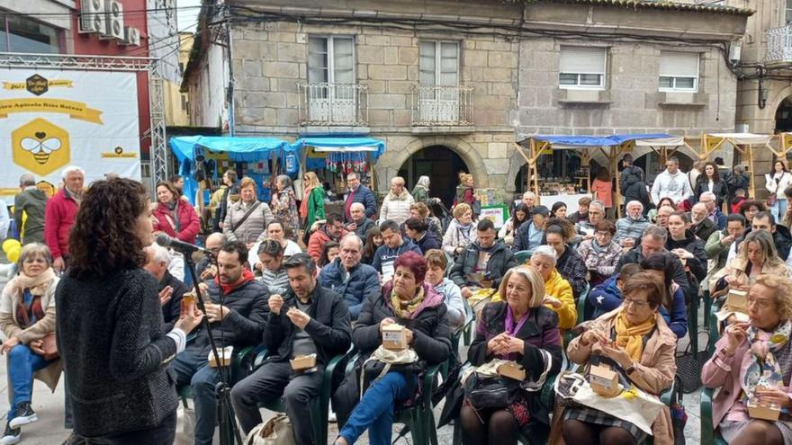 Asistentes a la cata comentada de la Feria Apícola Rías Baixas.   | // D.P.