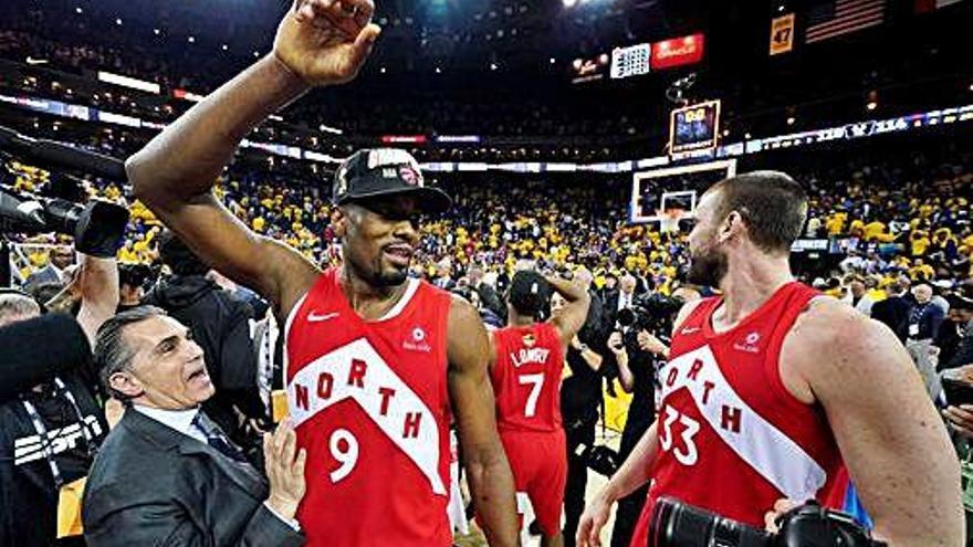 Scariolo, Ibaka i Marc Gasol celebren el títol per als Toronto Raptors