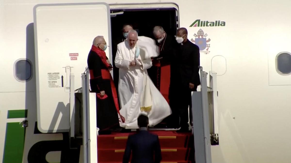 El papa Francisco desciende del avión a su llegada a Bagdad, este viernes.