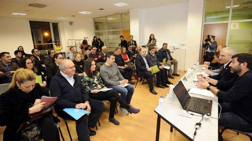 Conde acudió invitado a la sesión de &quot;networking&quot; organizada ayer por la AED . // Bernabé/Javier Lalín