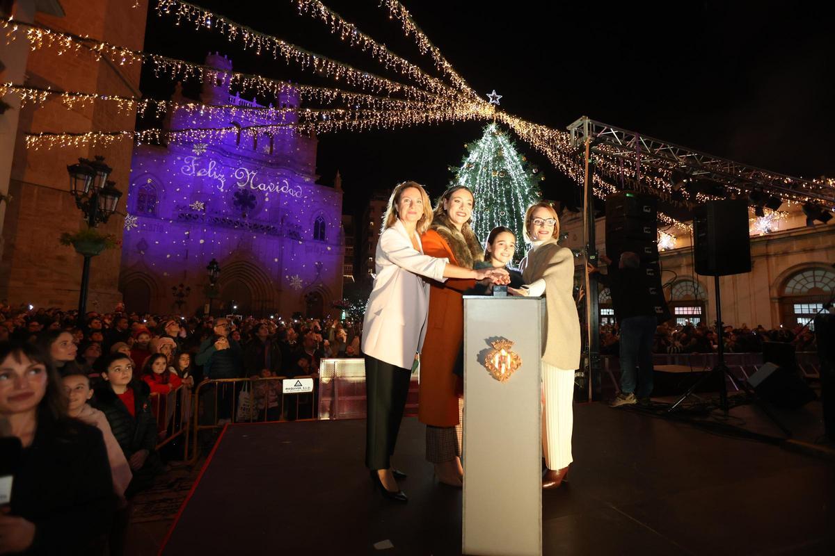 Momento del encendido de las luces de Navidad en la plaza Mayor de Castelló, en la tarde de este jueves.