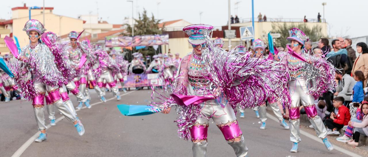La comparsa Dragonfly durante el desfile del Carnaval Romano 2023, de Tomorrowland.