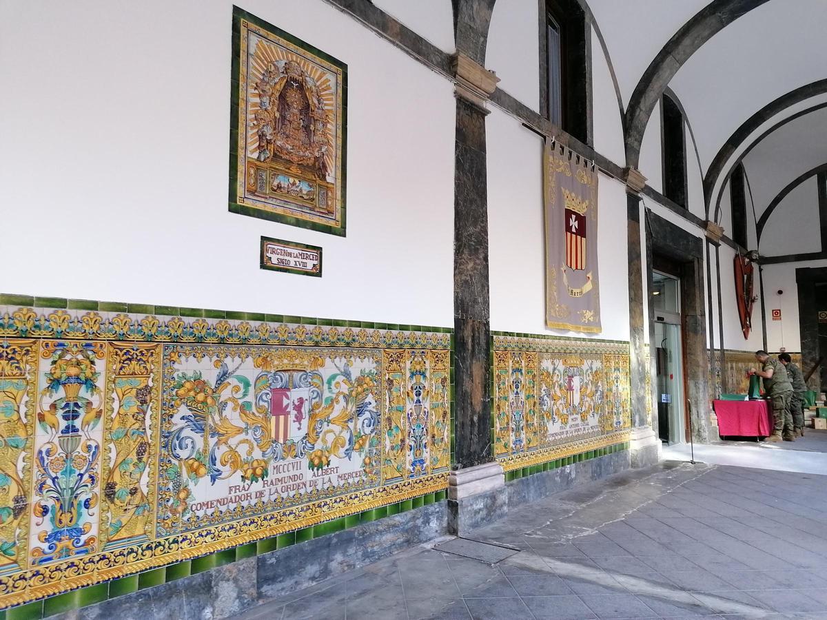 Decoración cerámica y alusión a la virgen en el claustro de la Mercè, dentro de la Capitania General de Barcelona