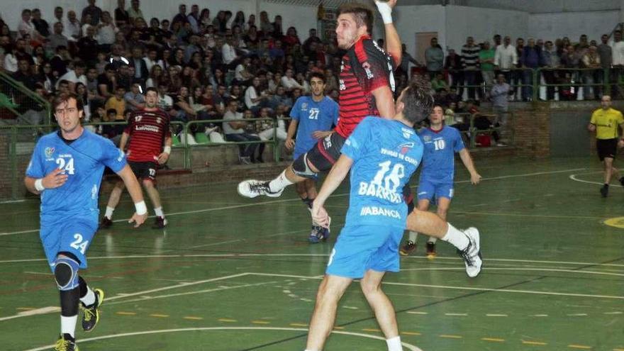 Tate arma el brazo, ayer, en el partido entre el Lalinense y el Teucro, en el polideportivo. // Bernabé/Luismy