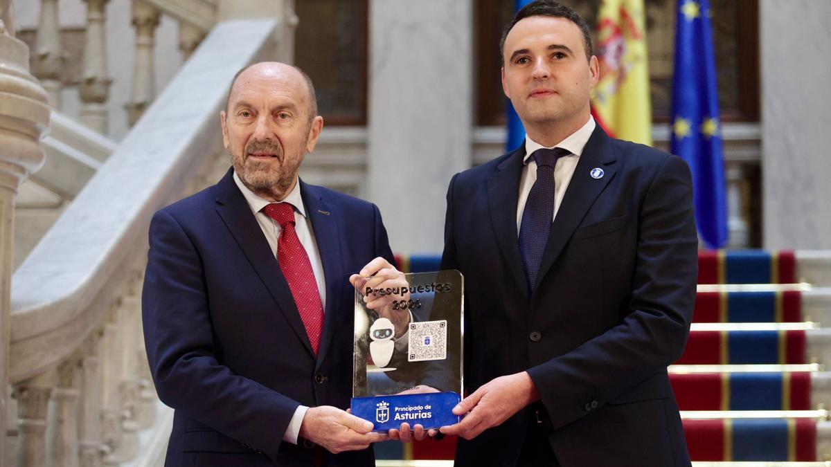 El presidente del Parlamento, Juan Cofiño, a la izquierda, y Guillermo Peláez,  consejero de Hacienda y portavoz