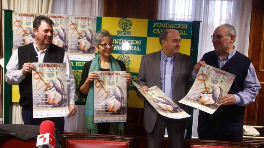 Santiago García, Mercedes Ballesteros, Feliciano Ferrero y Félix Rodríguez con el cartel del evento.