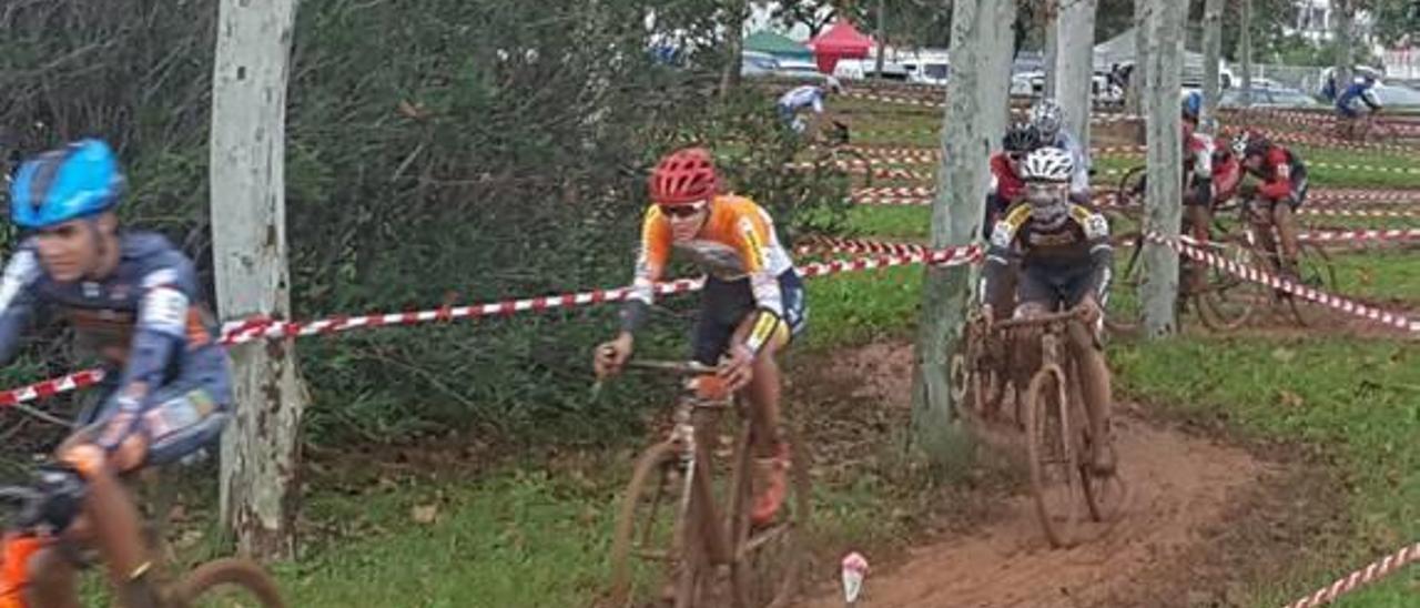 Óscar Pujol se proclama campeón del IV Trofeo de Ciclocross de Almussafes