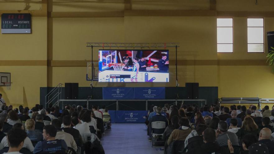 Los aficionados cobistas, viendo a su equipo desde la pantalla gigante del Pacito. | Roi Cruz
