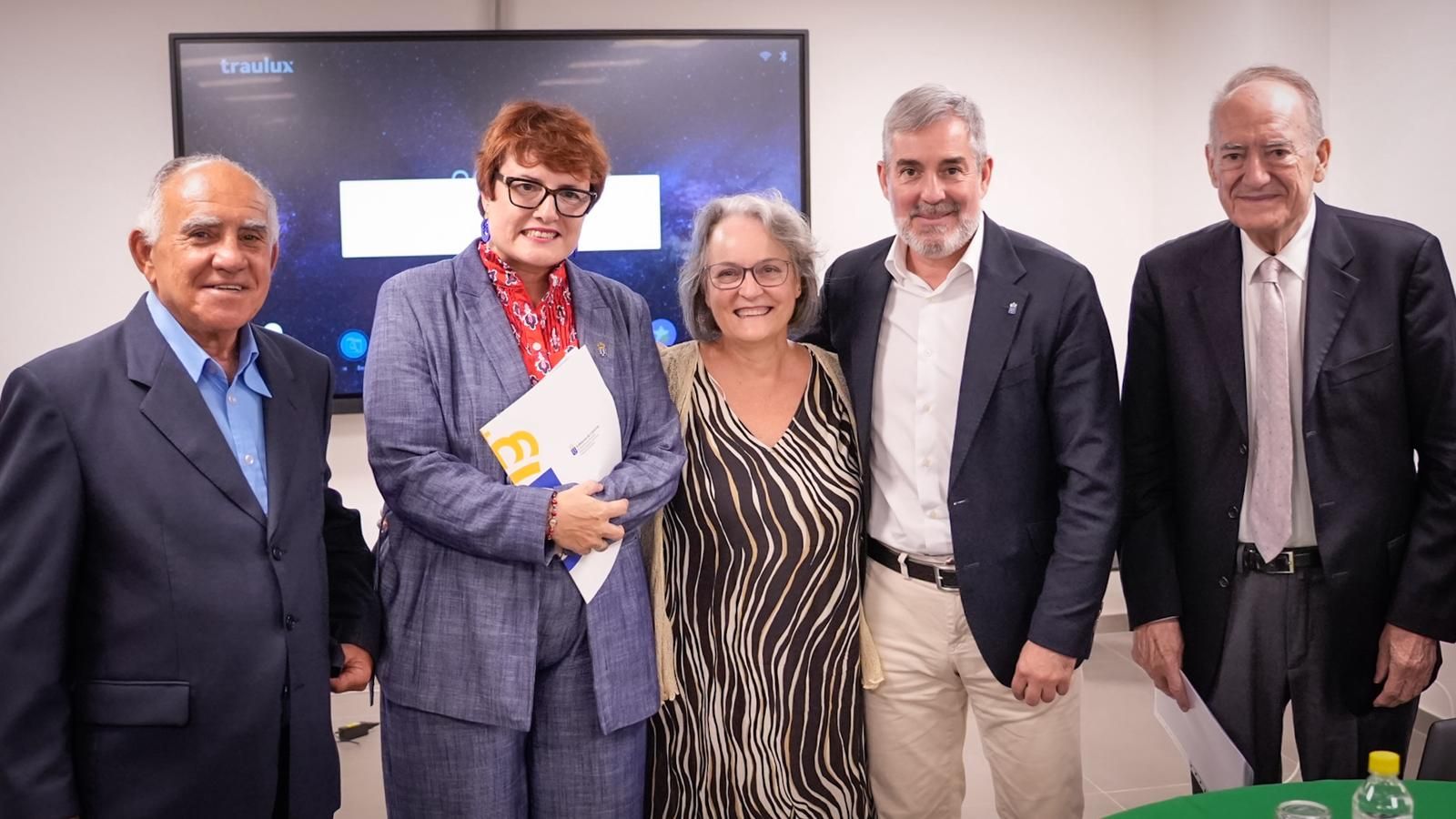 Visita de Clavijo al Centro de Orientación Familiar en Schamann