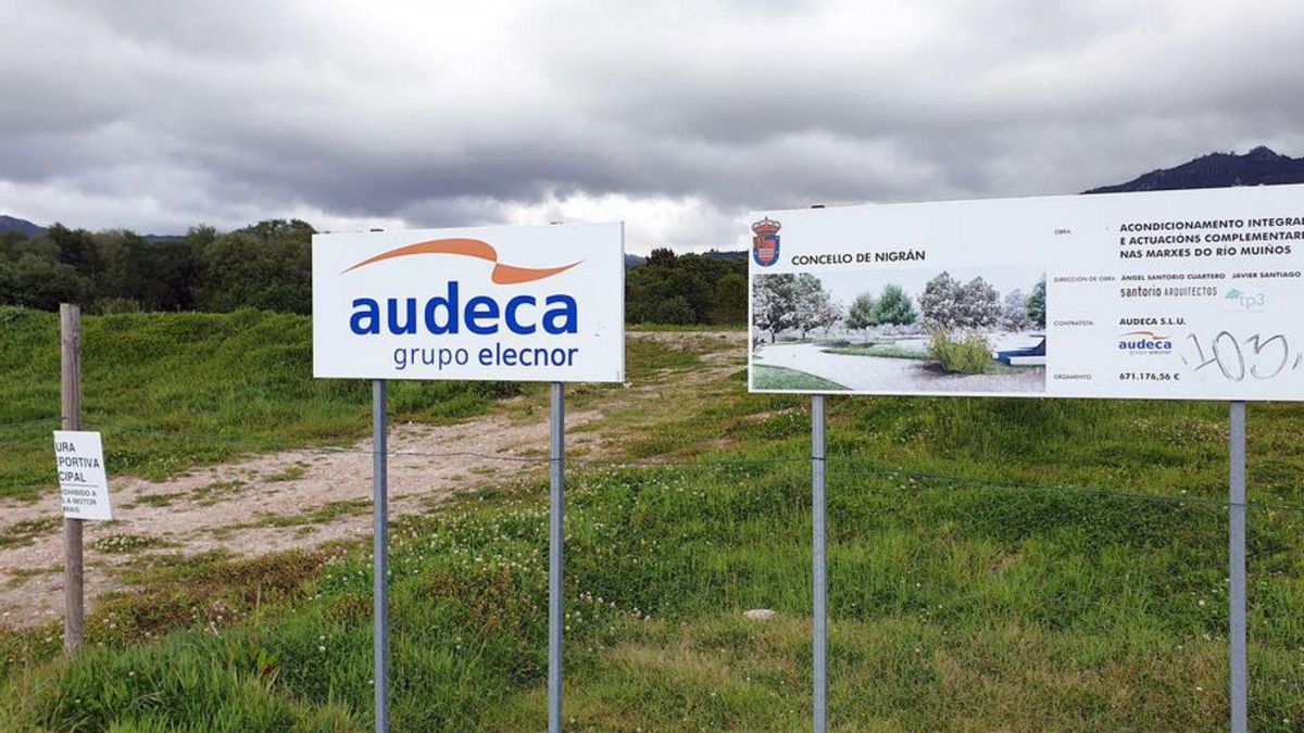El cartel del proyecto inacabado que incluía la pista de atletismo en Porto do Molle.