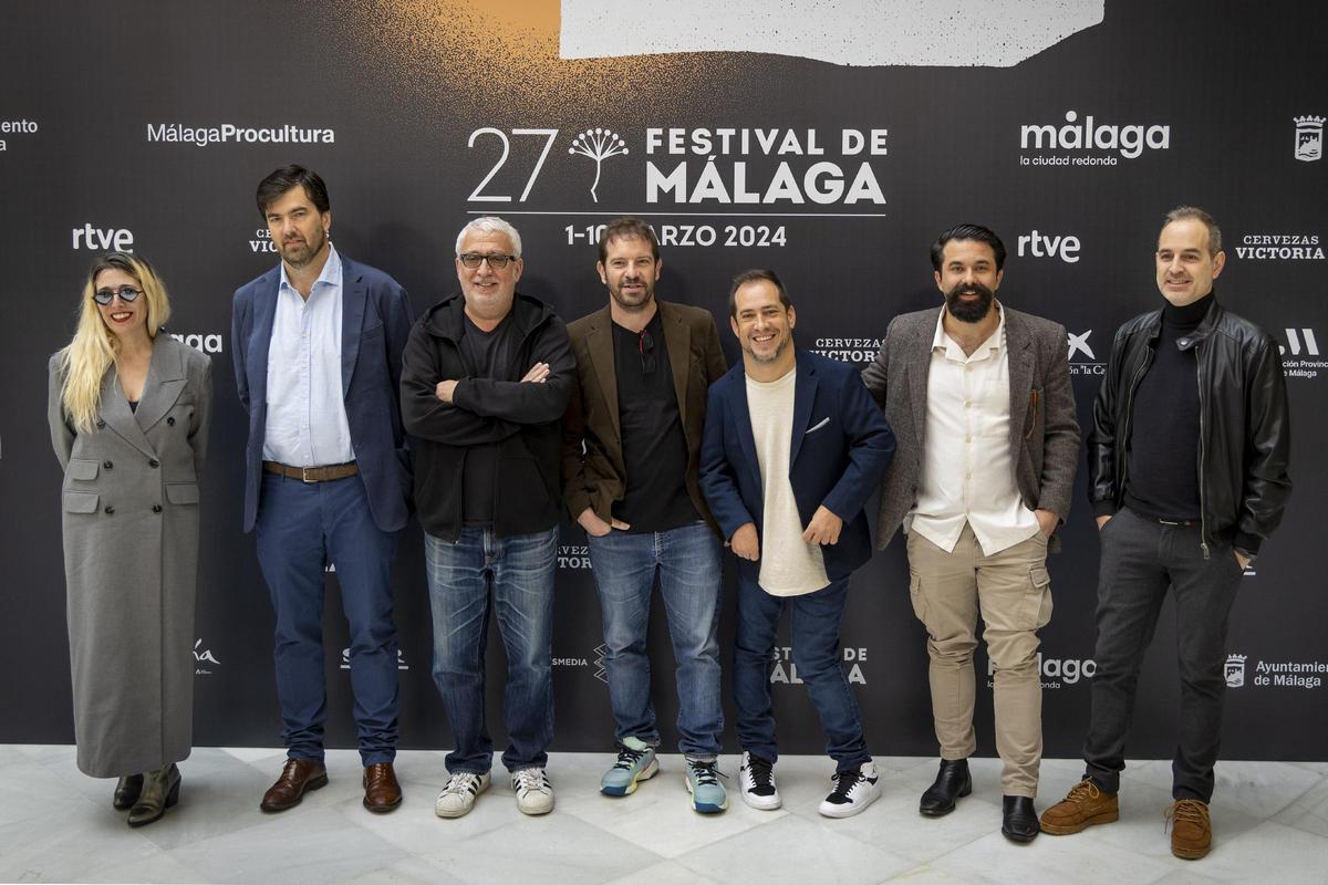 El director Joaquín Mazón (c), junto a los actores Leo Harlem (3i) y El Langui (3d); y los productores María Luisa Gutiérrez (i), Álvaro Ariza (2d), José María de Vega (d) y Jaime Ortiz (2i)