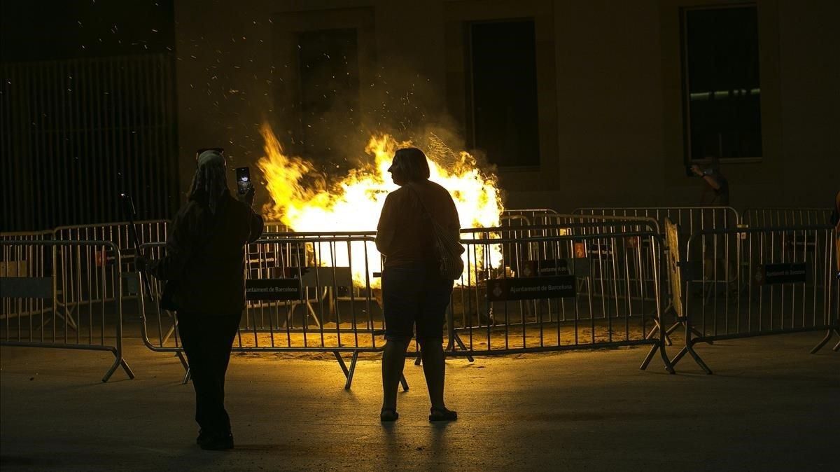 Una hoguera de Sant Joan en la Plaça Joan Coromines.