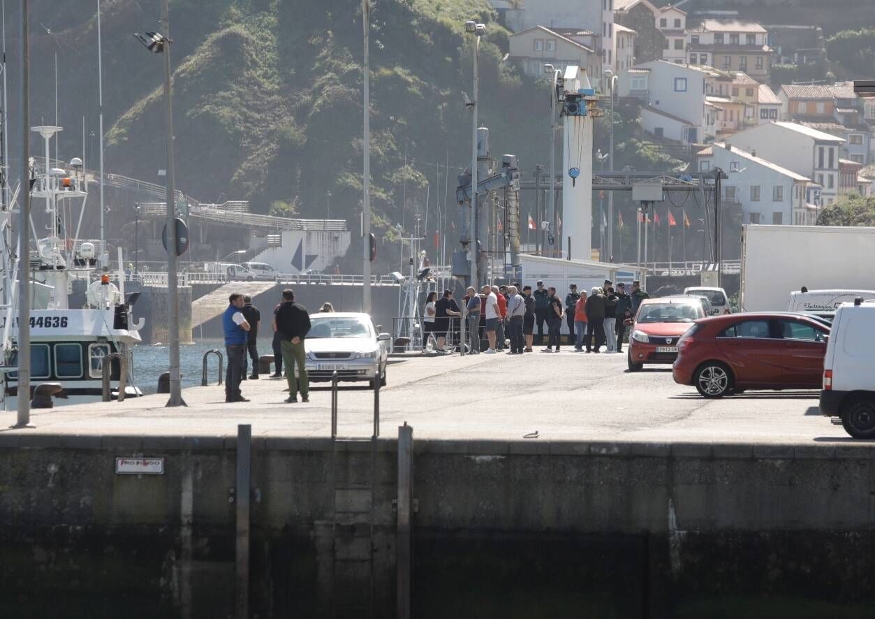 Una embarcación de la Cofradía de Pescadores rescató el cadáver en un pedrero próximo al puerto de la localidad pixueta.