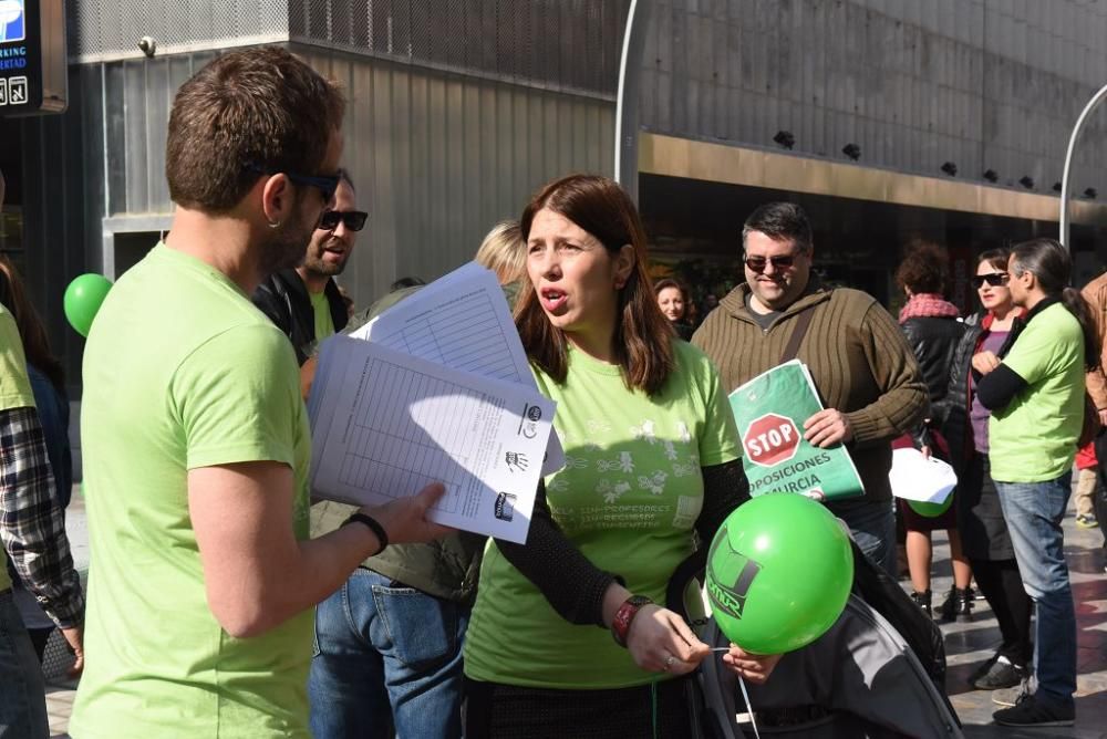 Los interinos de Educación protestan por las oposi