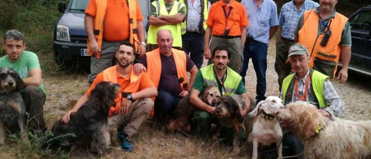 Miembros de la cuadrilla A Parra, de la Sociedad Deportiva Río Ulla, que ayer participaron en la cacería.