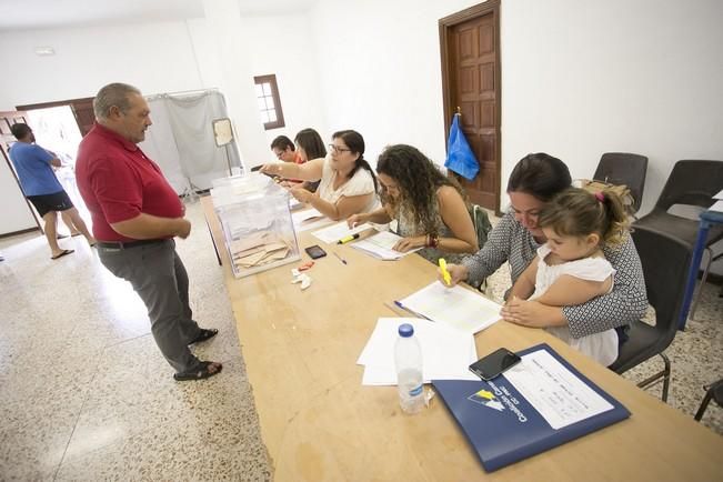 Electores canarios votando en Fuerteventura.