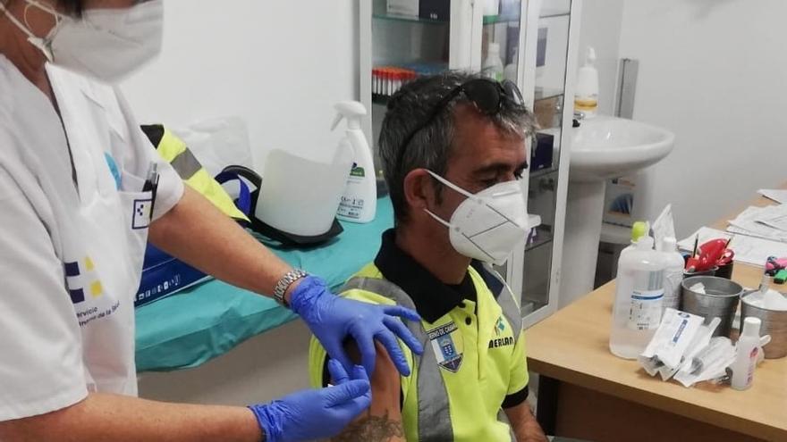 Vacunan a un sanitario contra el coronavirus en La Graciosa.