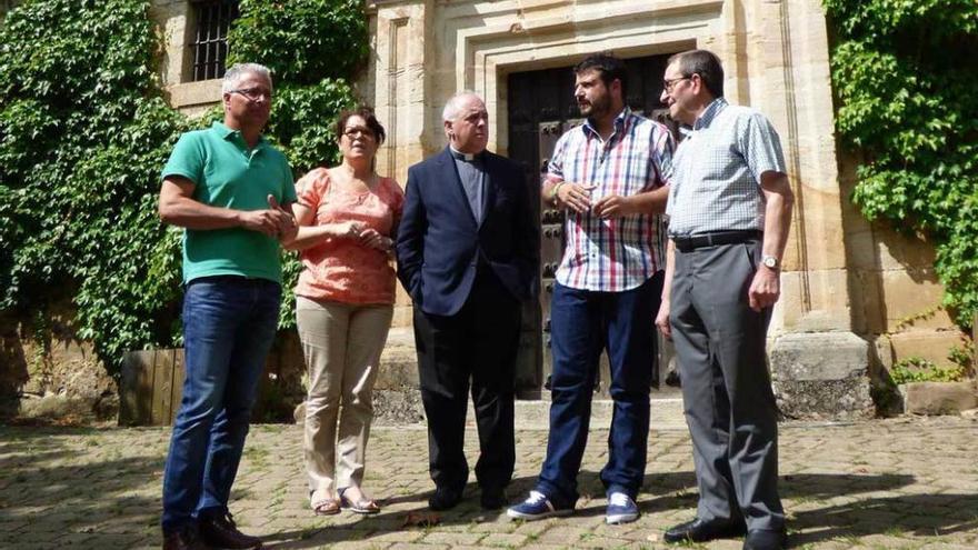Por la izquierda, Luis Miguel Montes Arboleya, Orfelina Suárez, Juan José Tuñón, Aitor García Corte y José Manuel Francisco Fueyo, párroco de Bimenes, ayer en Martimporra.