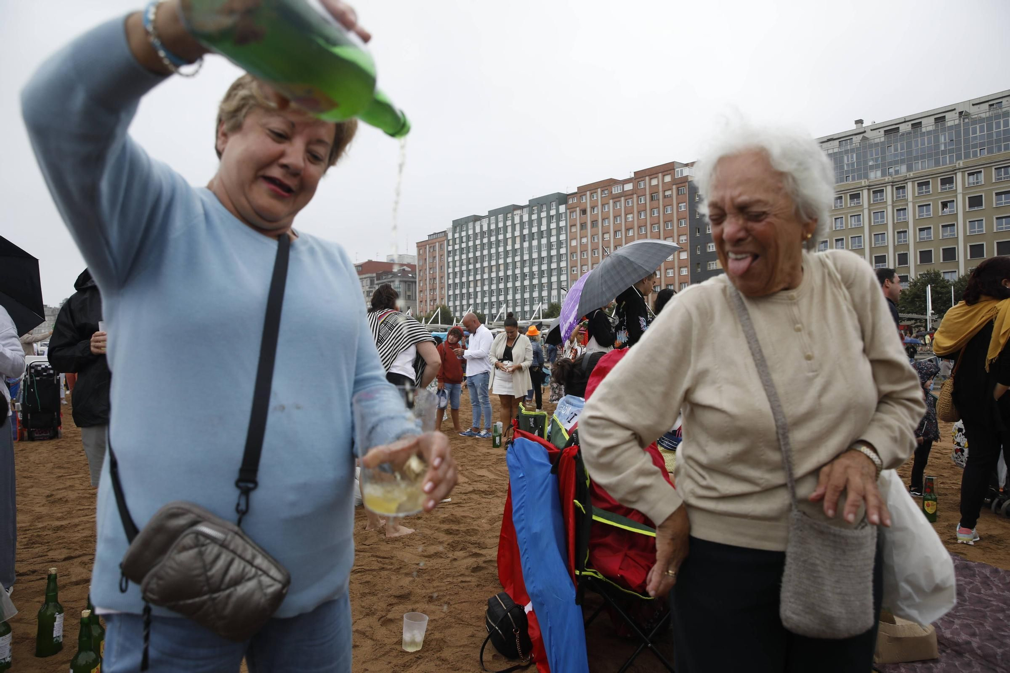 Así fue la cita para batir el récord de escanciado simultáneo en Gijón