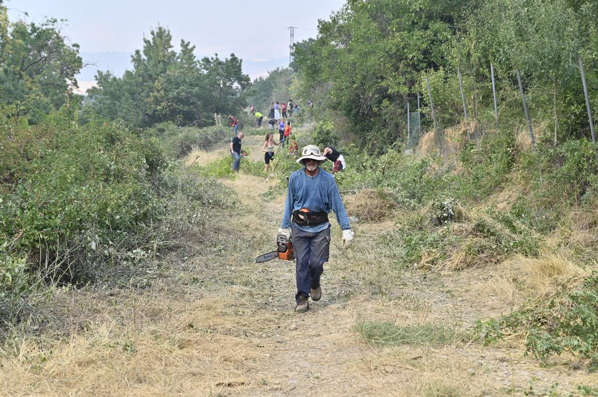 Voluntarios de Baros y Navasa haciendo labores de desbroce para defender sus pueblos