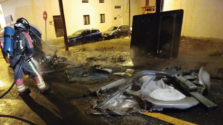 Noche en llamas en Arrecife: varios incendios arrasan 13 contenedores y 7 coches