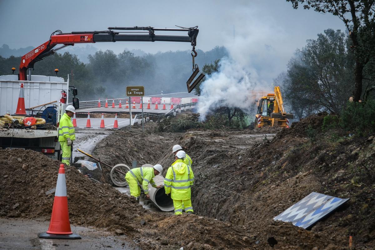 Obras de reparación del socavón en la carretera Cáceres-Badajoz esta mañana.